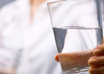 Nga Mëngjesi Deri në Darkë – Sa Gota me Ujë Duhet të Pini
