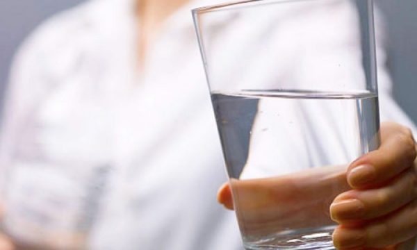 Nga Mëngjesi Deri në Darkë – Sa Gota me Ujë Duhet të Pini