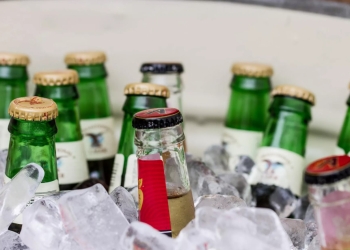 Pijet e freskëta gjatë ditëve të nxehta të verës, “truku magjik” që ftoh birrat për pak minuta