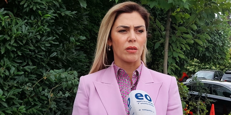 Deliu-Kodra i reagon sërish Haxhiut, ia përmend kërcënimet ndaj ish-ministres Hoxha