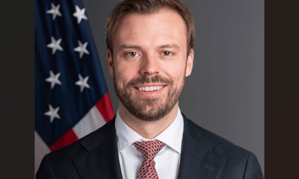 Diplomati amerikan Hanrahan viziton Kosovën dhe vendet e rajonit