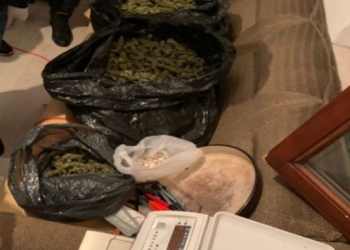 Bastisje antidrogë në Pejë, sekuestrohen rreth 1 kg substancë narkotike dhe dy armë, i dyshuari në arrati