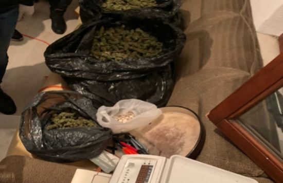Bastisje antidrogë në Pejë, sekuestrohen rreth 1 kg substancë narkotike dhe dy armë, i dyshuari në arrati