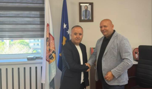 Bekim Brestovci i dorëzon detyrën e drejtorit të Shërbimeve Publike Bekim Gashit