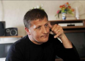 “Jam nxanë me Gjykatën Speciale deri ta formoj. Hehehee”: Ermal Panduri publikon përgjimin e Nazim Bllacës