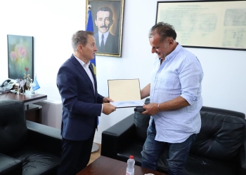 Kryetari i Vushtrrisë i jep mirënjohje Safet Gërxhaliut, vlerëson angazhimin e tij për Kosovën