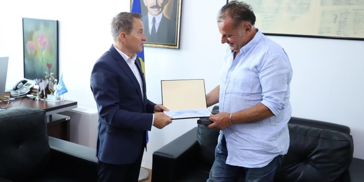 Kryetari i Vushtrrisë i jep mirënjohje Safet Gërxhaliut, vlerëson angazhimin e tij për Kosovën