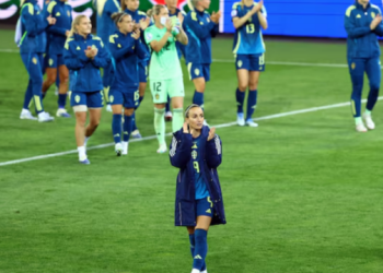 “Më foli në shqip, ishte në moshën e nënës sime”, Kosovare Asllani ia dhuron fanellën bashkatdhetares pas lutjes së saj