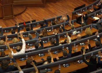 Kuvendi s’u konstituua as në orët e vona, dështoi përpjekja e fundit brenda afatit kushtetues