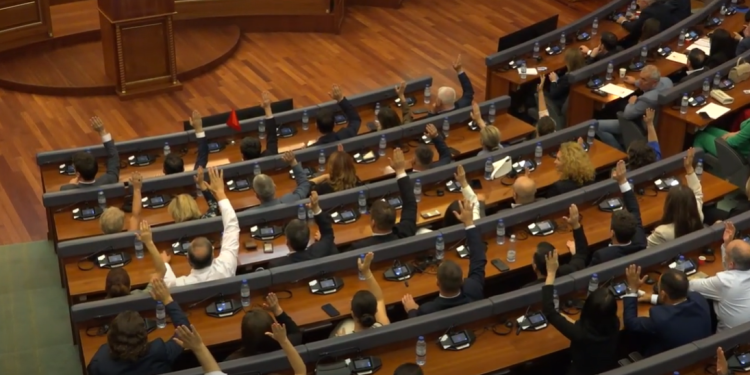 Kuvendi s’u konstituua as në orët e vona, dështoi përpjekja e fundit brenda afatit kushtetues