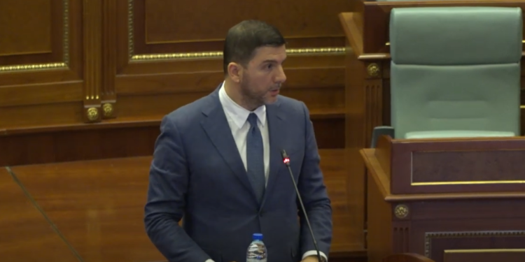 Krasniqi: Kryeneçësia e Kurtit dhe partisë së tij, më e madhe se Kosova dhe demokracia