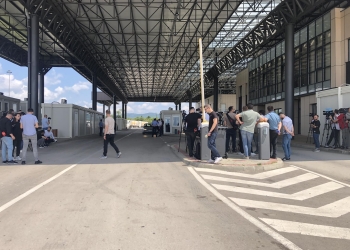 Qytetarë serbë pritet ta bllokojnë rrugën drejt pikës kufitare Merdarë – autoritetet u bëjnë thirrje udhëtarëve të shmangin këtë drejtim