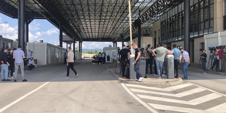 Qytetarë serbë pritet ta bllokojnë rrugën drejt pikës kufitare Merdarë – autoritetet u bëjnë thirrje udhëtarëve të shmangin këtë drejtim