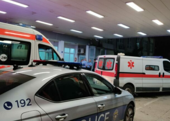 Policë të shumtë te QKUK-ja, i kërkuari për vrasje kërceu nga ndërtesa për të ikur