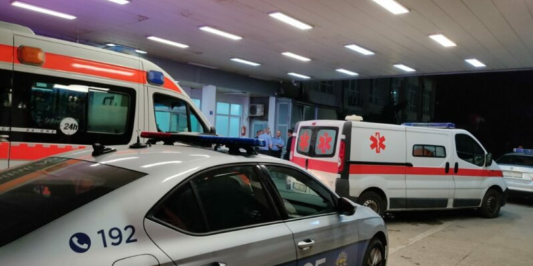 Policë të shumtë te QKUK-ja, i kërkuari për vrasje kërceu nga ndërtesa për të ikur