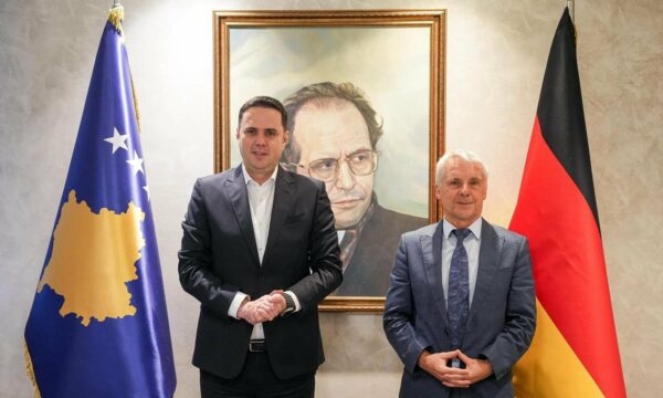 Abdixhiku pret Rohden në selinë e LDK-së: Partia e parë e papërgjegjshme, po e mban peng funksionalizimin e institutucioneve