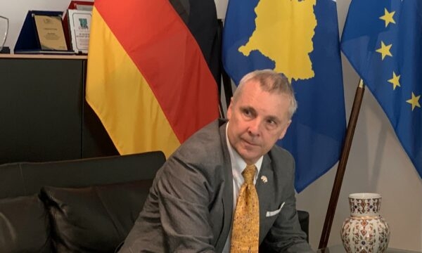 Ambasada gjermane i kërkon Kurtit të mos i ndërtojë urat mbi Ibër – e udhëzojnë të investojë në arsim dhe sigurime shëndetësore