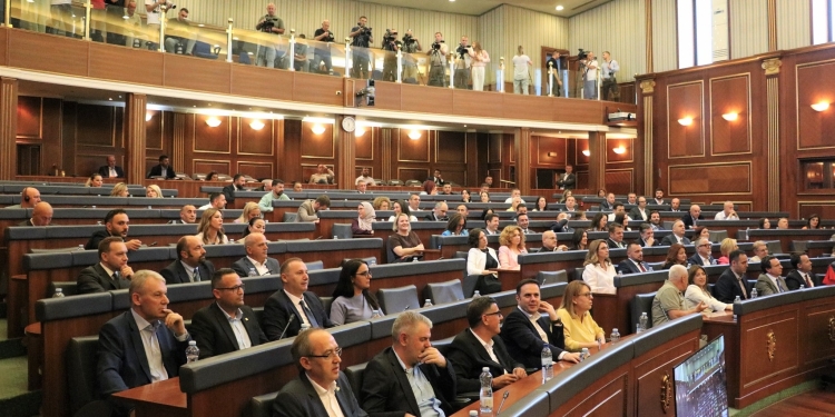 Bllokada në Kuvend, seancat i afrohen të 50-ës