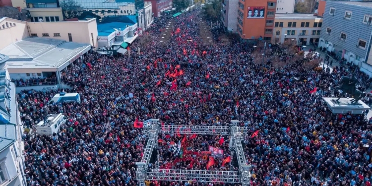 Protesta e veteranëve, me autobusë dhe në këmbë – qytetarët ia mësyjnë Prishtinës