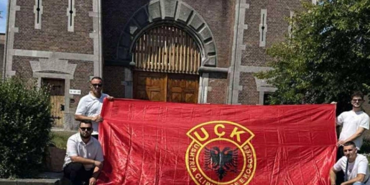 Aksion i veçantë në Hagë, shpaloset flamuri gjigant i UÇK-së pranë Qendrës së Paraburgimit