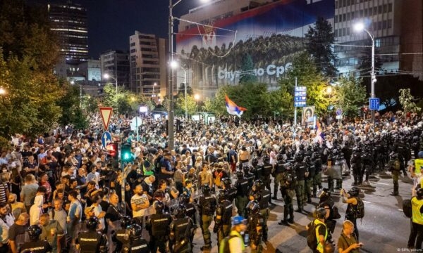 “Vuçiq po e zhyt vendin në luftë civile”, mediat gjermane shkruajnë mbi përshkallëzimin e gjendjes në Serbi