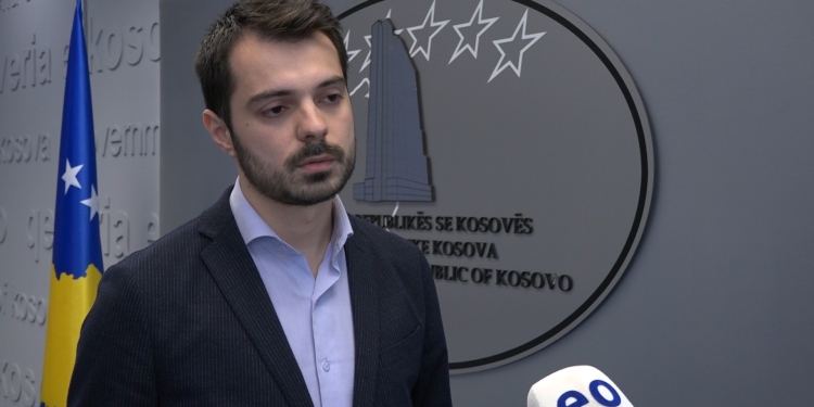 Fotografia e Kurtit me Mefail Shkodrën, zëdhënësi Kryeziu i reagon Abelard Tahirit