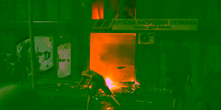 Vazhdojnë përleshjet mes protestuesve dhe policisë në tri qytete serbe