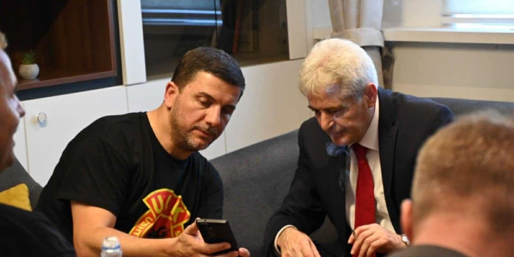 Ali Ahmeti takon Krasniqin pas protestës