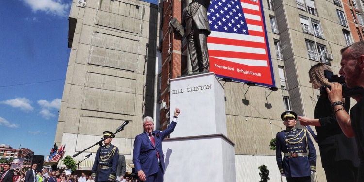 Bill Clintoni feston sot ditëlindjen e 79-të