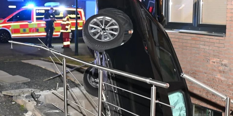Po ikte nga policia, Audia përfundon në shkallët e bodrumit