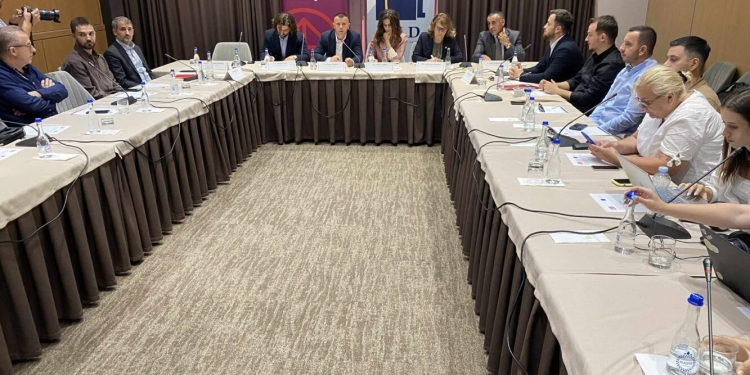 Diskutim për ngërçin – Pushteti flet për kompromis, opozita e quan vetëgrushtshtet të Vetëvendosjes