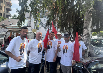 Veshur me uniforma të UÇK-së e bluza me fotografi të Thaçit: Qytetarët fillojnë të mblidhen