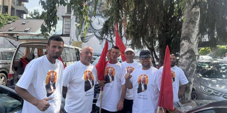 Veshur me uniforma të UÇK-së e bluza me fotografi të Thaçit: Qytetarët fillojnë të mblidhen