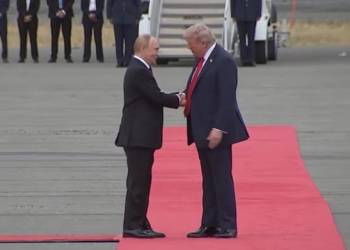 Takim historik në Alaska: Trump dhe Putin shtrëngojnë duart