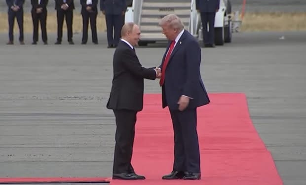Takim historik në Alaska: Trump dhe Putin shtrëngojnë duart