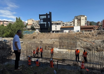 Durmishi: Ura mbi Ibër do të jetë gati për qarkullim në shtator, trarët kryesor u vendosën