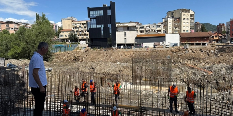 Durmishi: Ura mbi Ibër do të jetë gati për qarkullim në shtator, trarët kryesor u vendosën