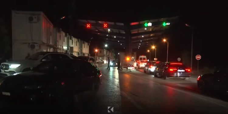 Gjendja në pikat kufitare në mbrëmje, pritjet arrijnë deri në 2 orë