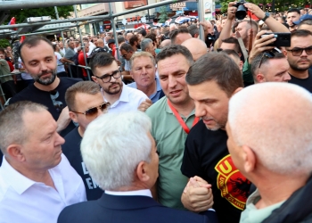 Ahmeti shpërndan foto nga protesta: Drejtësia s’ndërtohet mbi dëshmi të Serbisë e Rusisë
