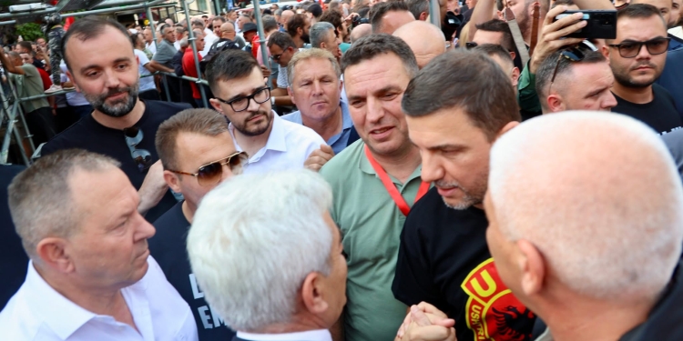 Ahmeti shpërndan foto nga protesta: Drejtësia s’ndërtohet mbi dëshmi të Serbisë e Rusisë