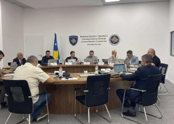 Alban Krasniqi në mbledhje të KQZ-së me mesazh: “Po pluralizmit, Jo terrorizmit”, reagim ndaj vendimit të PZAP-it për Listën Serbe