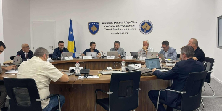 Alban Krasniqi në mbledhje të KQZ-së me mesazh: “Po pluralizmit, Jo terrorizmit”, reagim ndaj vendimit të PZAP-it për Listën Serbe