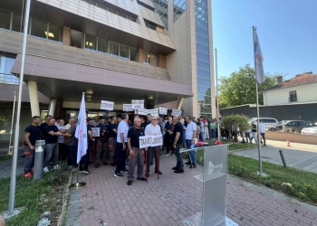 Protestë e punëtorëve të KOSTT-it, kërkojnë rritje të pagave