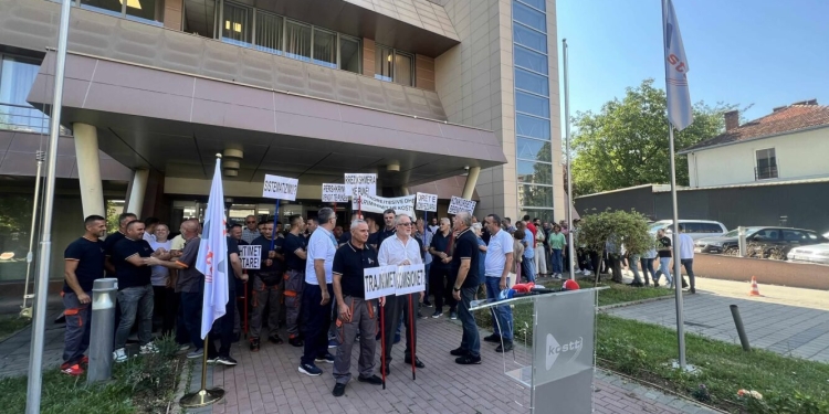 Protestë e punëtorëve të KOSTT-it, kërkojnë rritje të pagave