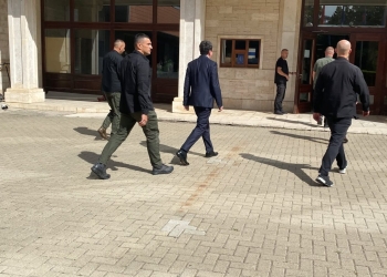 Kurti nuk u përgjigjet pyetjeve të gazetarëve