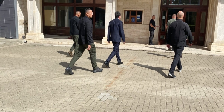 Kurti nuk u përgjigjet pyetjeve të gazetarëve