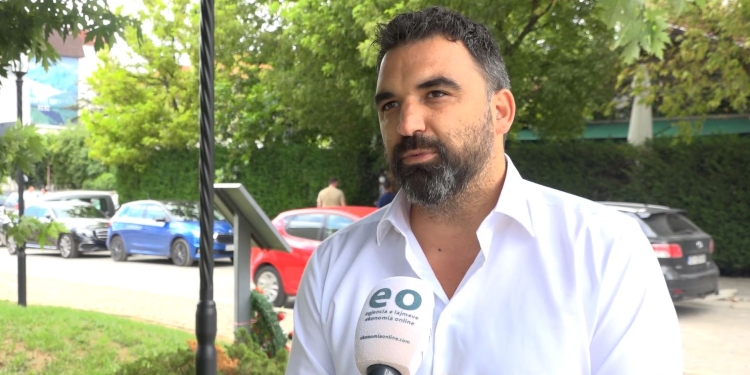“Ti je me Saminë, unë me Albinin” – Debat mes Mehmetajt dhe Zebicës, reagon edhe Lushtaku