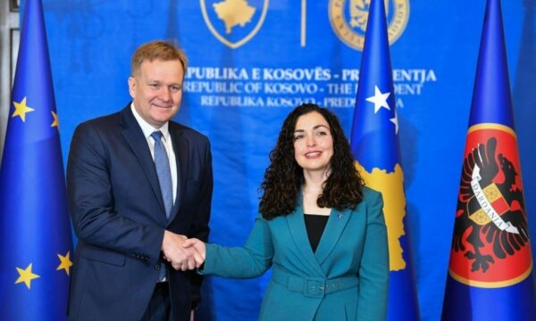 Presidentja Osmani sot pret në takim emisarin e BE-së për dialog