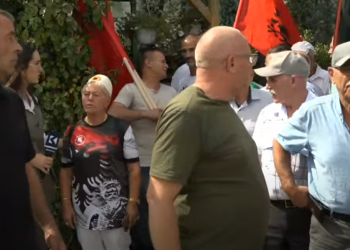 Qytetarë nga anë të ndryshme po arrijnë në protestë kundër padrejtësive të Gjykatës Speciale