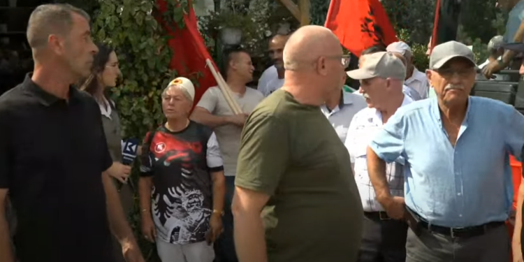 Qytetarë nga anë të ndryshme po arrijnë në protestë kundër padrejtësive të Gjykatës Speciale